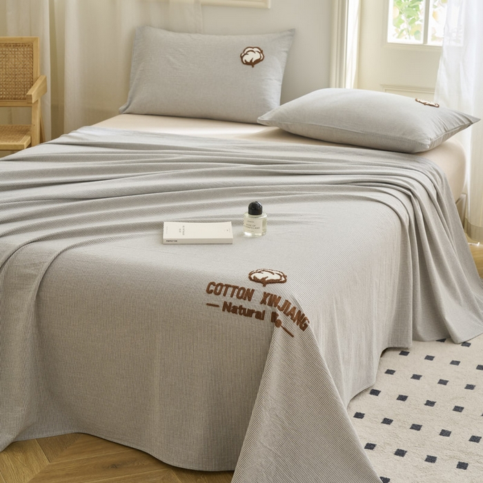 91家纺网 家纺一手货源 找家纺 早晨家纺 2025新款色织纯棉水洗棉毛巾绣床单 流年床单-深灰