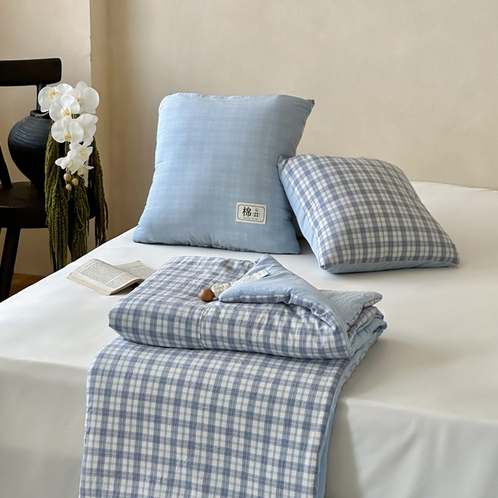 91家纺网 家纺一手货源 找家纺 多米家居 2025新款全棉水洗棉抱枕被 山野-蓝