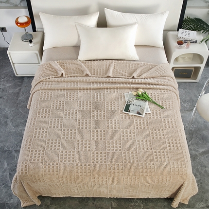 91家纺网 家纺一手货源 找家纺 美洲琳 2025新款高克重几何方块塔芙绒毛毯 卡其