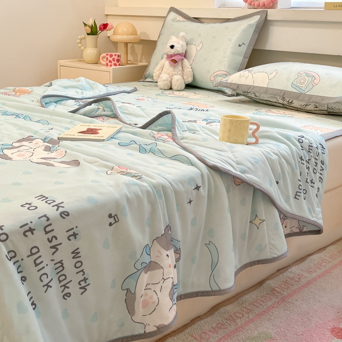 91家纺网 家纺一手货源 找家纺 慕澄家纺 2025新款真冰藤席子凉席夏被夏凉被空调被四件套 害羞喵