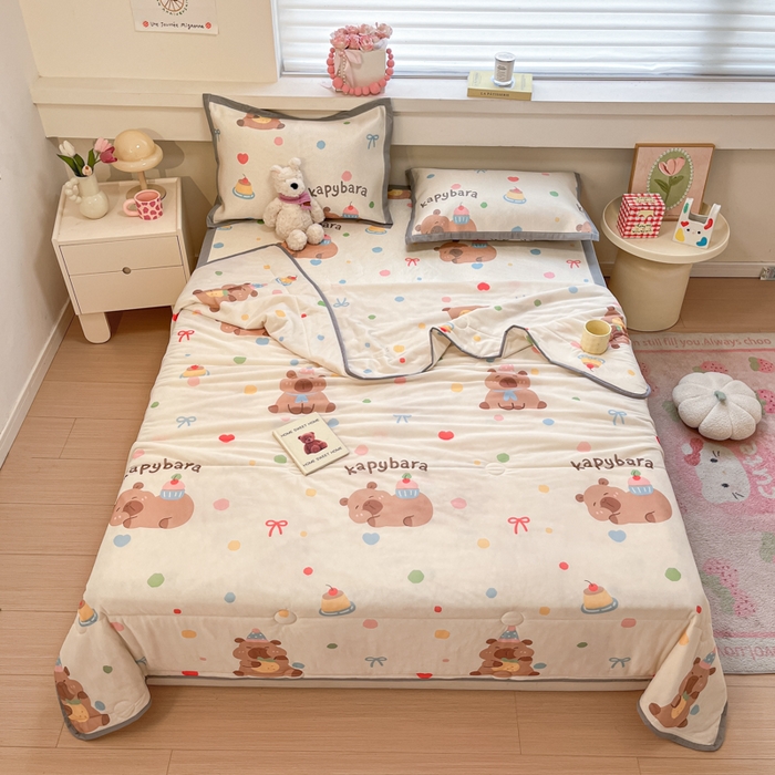 91家纺网 家纺一手货源 找家纺 慕澄家纺 2025新款真冰藤席子凉席夏被夏凉被空调被四件套 卡皮巴拉