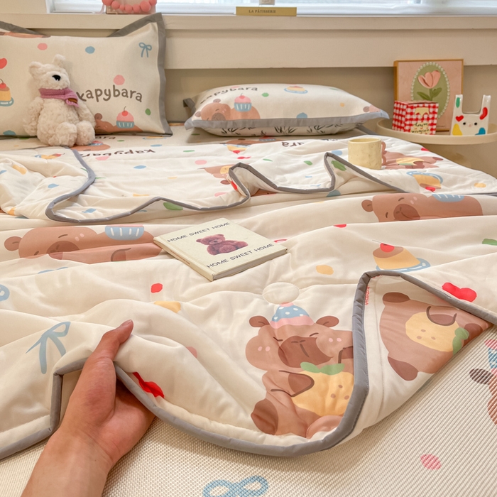 91家纺网 家纺一手货源 找家纺 慕澄家纺 2025新款真冰藤席子凉席夏被夏凉被空调被四件套 卡皮巴拉