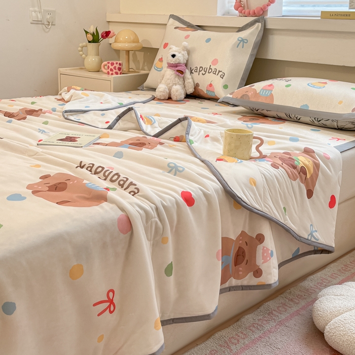 91家纺网 家纺一手货源 找家纺 慕澄家纺 2025新款真冰藤席子凉席夏被夏凉被空调被四件套 卡皮巴拉