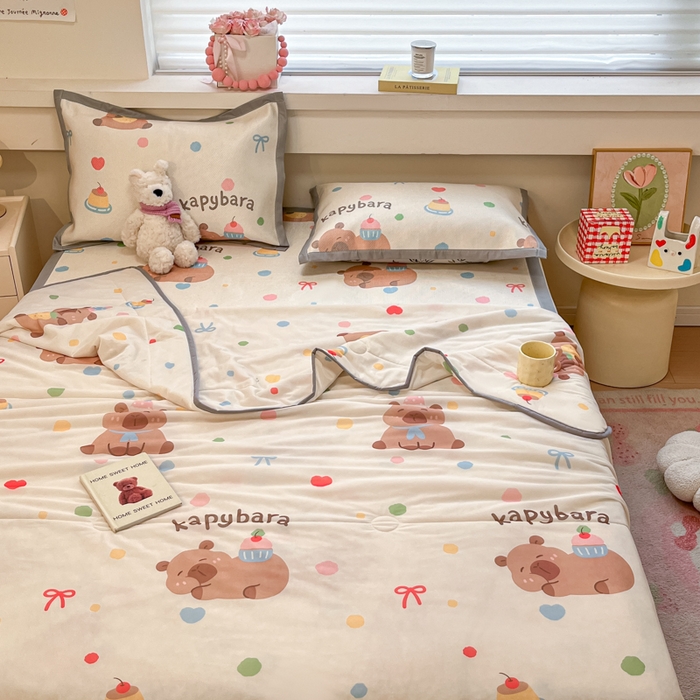 91家纺网 家纺一手货源 找家纺 慕澄家纺 2025新款真冰藤席子凉席夏被夏凉被空调被四件套 卡皮巴拉