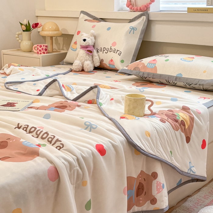 91家纺网 家纺一手货源 找家纺 慕澄家纺 2025新款真冰藤席子凉席夏被夏凉被空调被四件套 卡皮巴拉