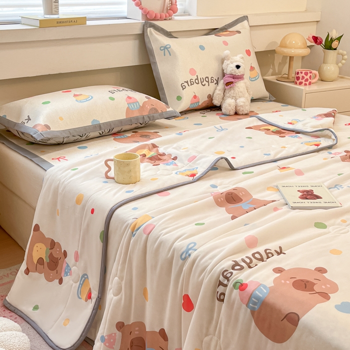 91家纺网 家纺一手货源 找家纺 慕澄家纺 2025新款真冰藤席子凉席夏被夏凉被空调被四件套 卡皮巴拉