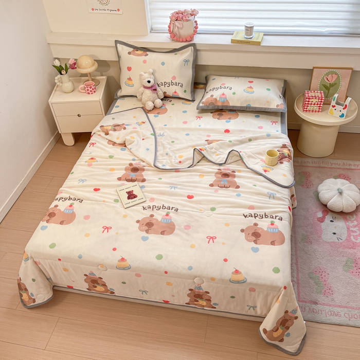 91家纺网 家纺一手货源 找家纺 慕澄家纺 2025新款真冰藤席子凉席夏被夏凉被空调被四件套 卡皮巴拉