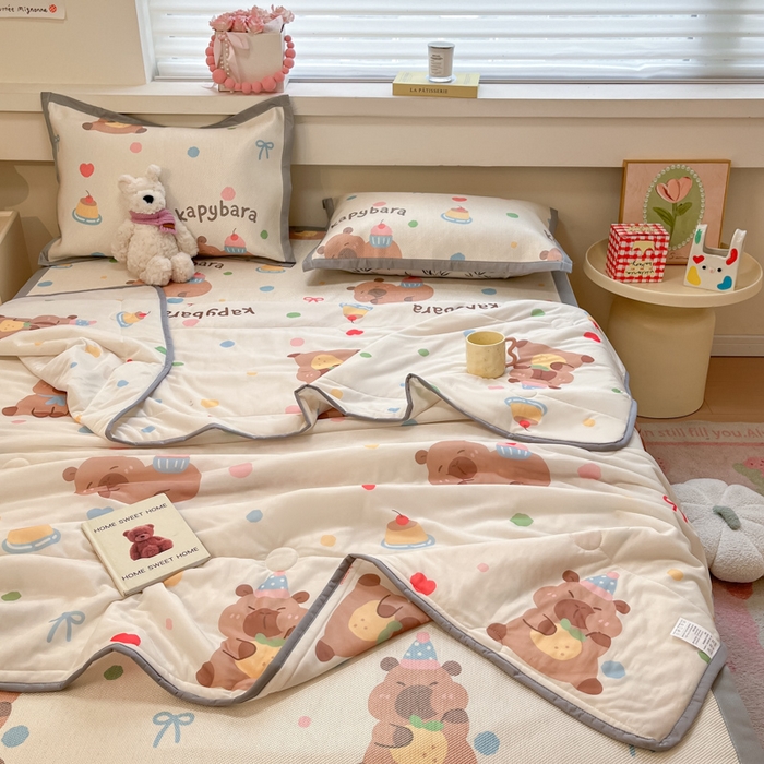 91家纺网 家纺一手货源 找家纺 慕澄家纺 2025新款真冰藤席子凉席夏被夏凉被空调被四件套 卡皮巴拉