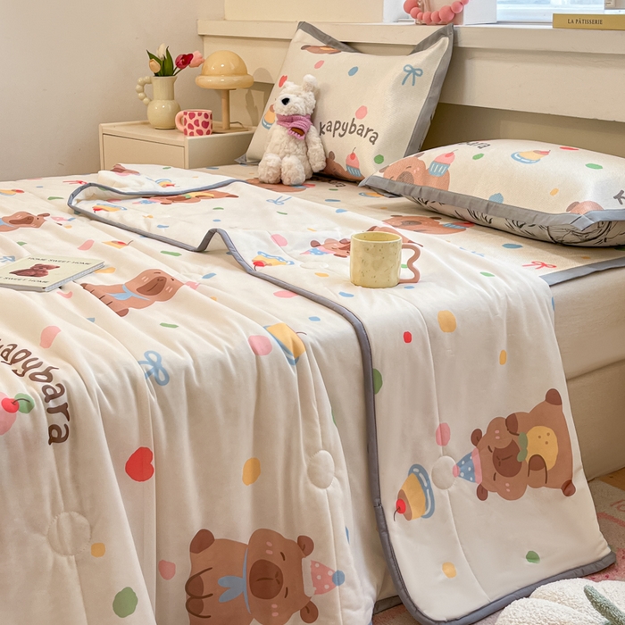 91家纺网 家纺一手货源 找家纺 慕澄家纺 2025新款真冰藤席子凉席夏被夏凉被空调被四件套 卡皮巴拉