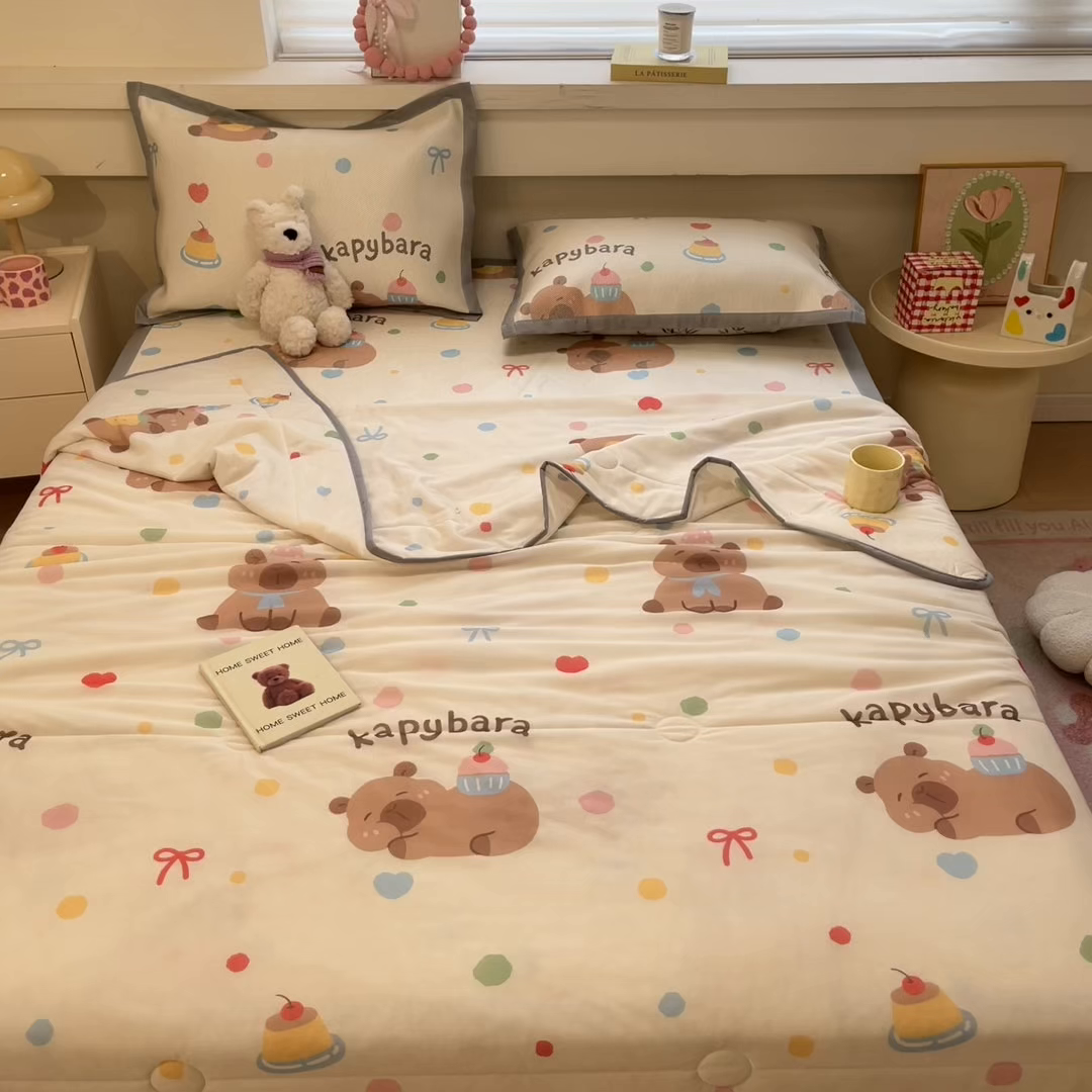 91家纺网 家纺一手货源 找家纺 慕澄家纺 2025新款真冰藤席子凉席夏被夏凉被空调被四件套 卡皮巴拉