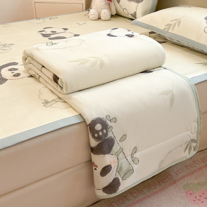 91家纺网 家纺一手货源 找家纺 慕澄家纺 2025新款真冰藤席子凉席夏被夏凉被空调被四件套 熊猫戏竹