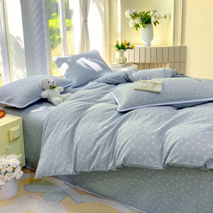 91家纺网 家纺一手货源 找家纺 金丝兔 2025新款ins小清新亲肤斜纹纯棉四件套 印花全棉夹棉床盖四件套 樱桃-蓝