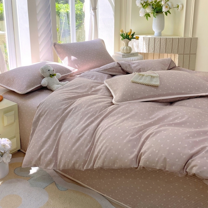 91家纺网 家纺一手货源 找家纺 金丝兔 2025新款ins小清新亲肤斜纹纯棉四件套 印花全棉夹棉床盖四件套 樱桃-粉