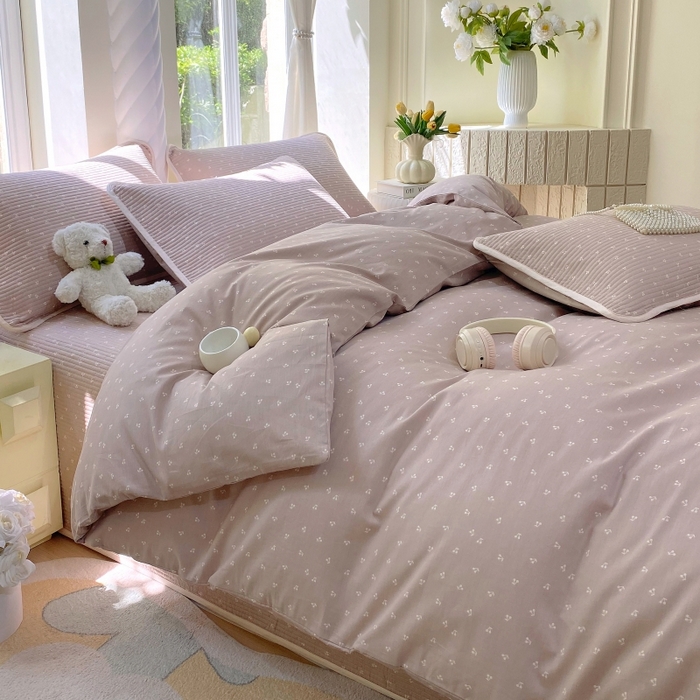 91家纺网 家纺一手货源 找家纺 金丝兔 2025新款ins小清新亲肤斜纹纯棉四件套 印花全棉夹棉床盖四件套 樱桃-粉