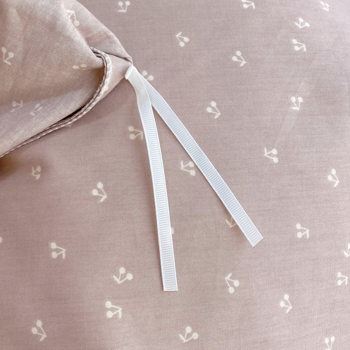 91家纺网 家纺一手货源 找家纺 金丝兔 2025新款ins小清新亲肤斜纹纯棉四件套 印花全棉夹棉床盖四件套 樱桃-粉