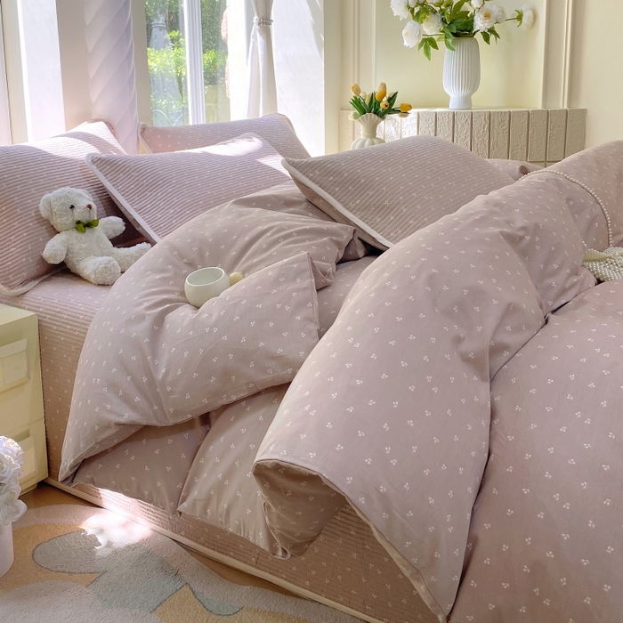 91家纺网 家纺一手货源 找家纺 金丝兔 2025新款ins小清新亲肤斜纹纯棉四件套 印花全棉夹棉床盖四件套 樱桃-粉