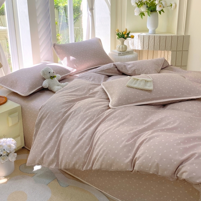 91家纺网 家纺一手货源 找家纺 金丝兔 2025新款ins小清新亲肤斜纹纯棉四件套 印花全棉夹棉床盖四件套 樱桃-粉