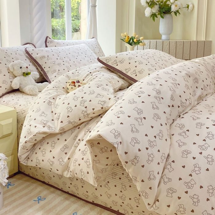 91家纺网 家纺一手货源 找家纺 金丝兔 2025新款ins小清新亲肤斜纹纯棉四件套 印花全棉夹棉床盖四件套 小熊吉米