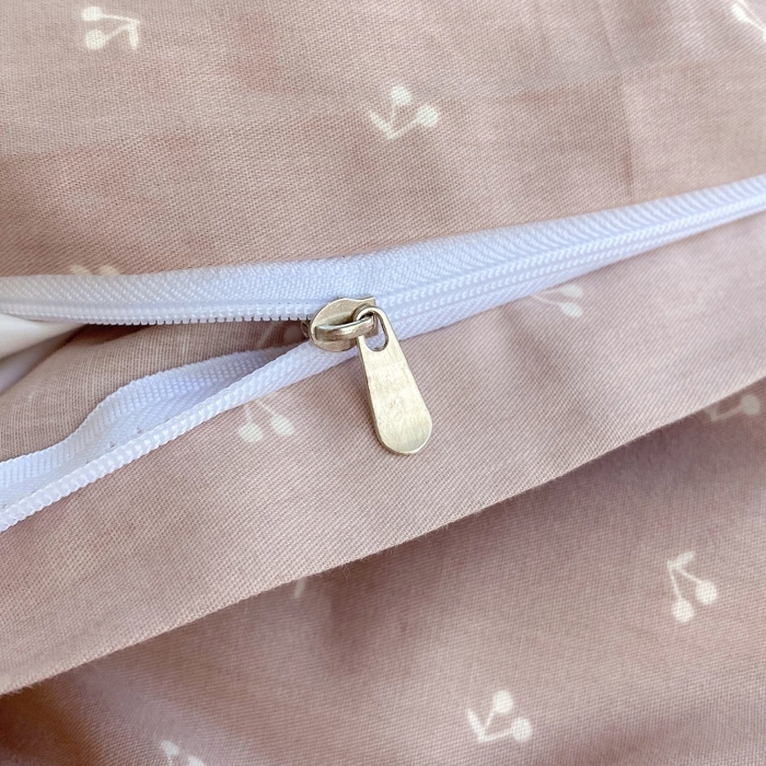 91家纺网 家纺一手货源 找家纺 金丝兔 2025新款ins小清新亲肤斜纹纯棉四件套 印花全棉夹棉床盖四件套 樱桃-粉