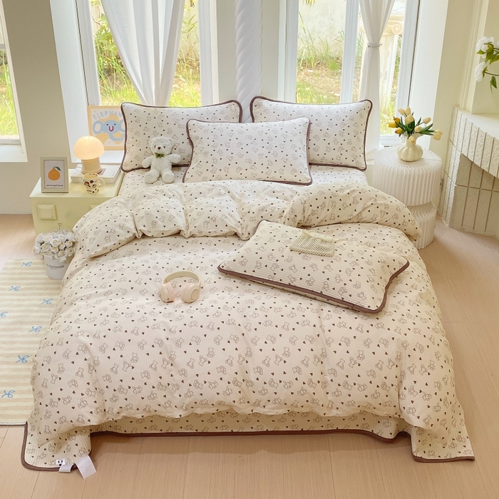 91家纺网 家纺一手货源 找家纺 金丝兔 2025新款ins小清新亲肤斜纹纯棉四件套 印花全棉夹棉床盖四件套 小熊吉米