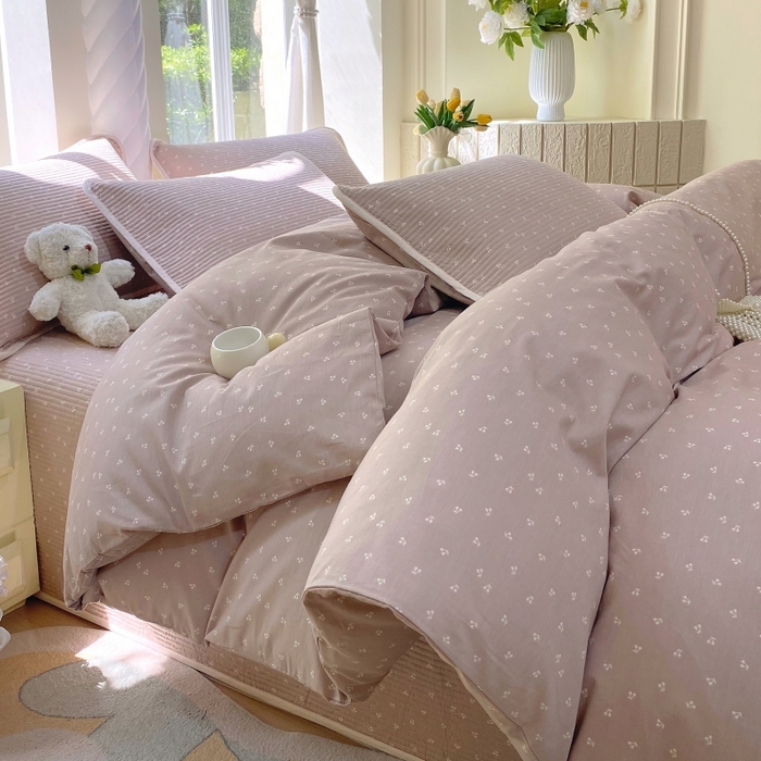 91家纺网 家纺一手货源 找家纺 金丝兔 2025新款ins小清新亲肤斜纹纯棉四件套 印花全棉夹棉床盖四件套 樱桃-粉