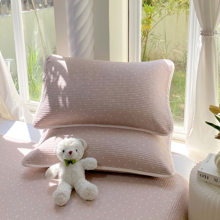 91家纺网 家纺一手货源 找家纺 金丝兔 2025新款ins小清新亲肤斜纹纯棉四件套 印花全棉夹棉床盖四件套 樱桃-粉