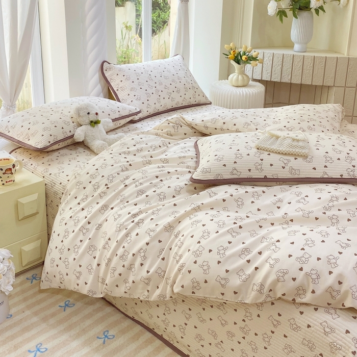 91家纺网 家纺一手货源 找家纺 金丝兔 2025新款ins小清新亲肤斜纹纯棉四件套 印花全棉夹棉床盖四件套 小熊吉米