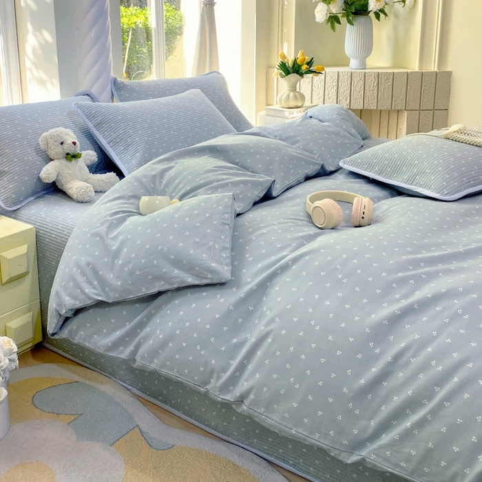 91家纺网 家纺一手货源 找家纺 金丝兔 2025新款ins小清新亲肤斜纹纯棉四件套 印花全棉夹棉床盖四件套 樱桃-蓝