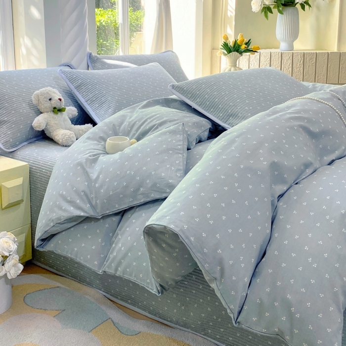 91家纺网 家纺一手货源 找家纺 金丝兔 2025新款ins小清新亲肤斜纹纯棉四件套 印花全棉夹棉床盖四件套 樱桃-蓝