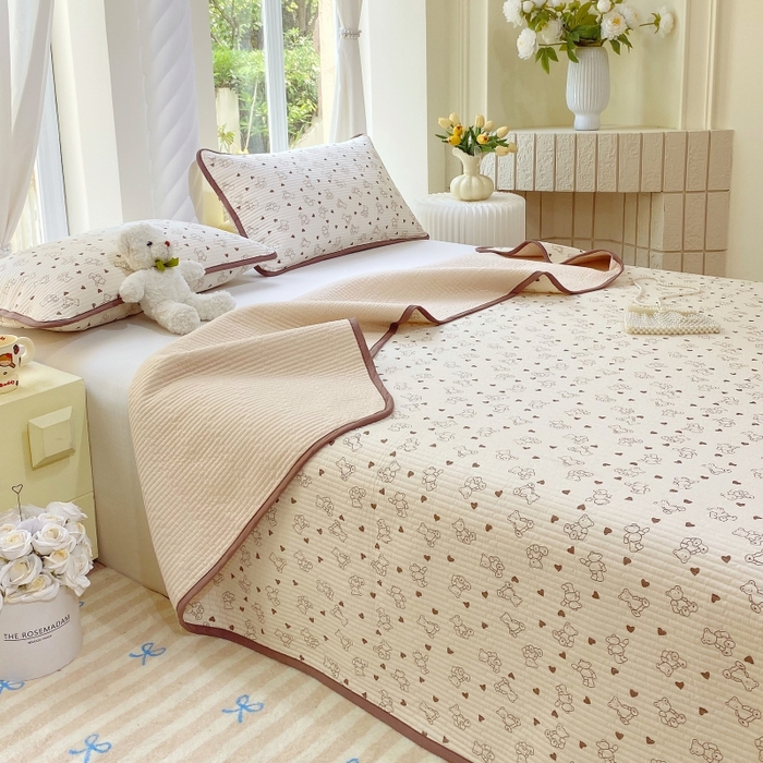 91家纺网 家纺一手货源 找家纺 金丝兔 2025新款小清新斜纹纯棉床盖 全棉夹棉床盖 床盖三件套 榻榻米抗盖绗缝加厚床单 小熊吉米