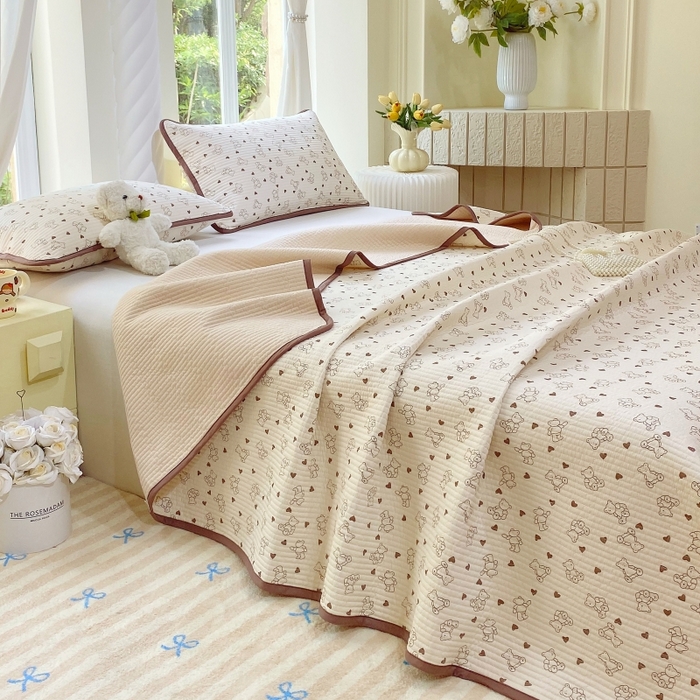 91家纺网 家纺一手货源 找家纺 金丝兔 2025新款小清新斜纹纯棉床盖 全棉夹棉床盖 床盖三件套 榻榻米抗盖绗缝加厚床单 小熊吉米