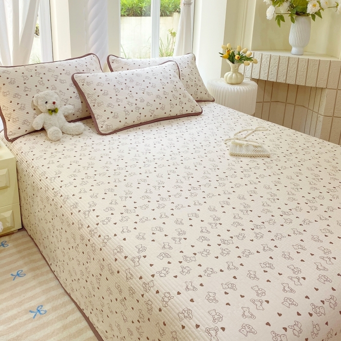 91家纺网 家纺一手货源 找家纺 金丝兔 2025新款小清新斜纹纯棉床盖 全棉夹棉床盖 床盖三件套 榻榻米抗盖绗缝加厚床单 小熊吉米