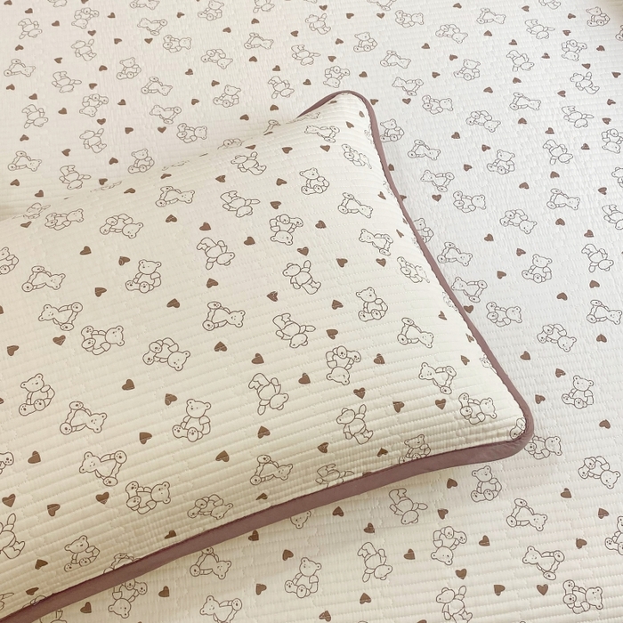 91家纺网 家纺一手货源 找家纺 金丝兔 2025新款小清新斜纹纯棉床盖 全棉夹棉床盖 床盖三件套 榻榻米抗盖绗缝加厚床单 小熊吉米