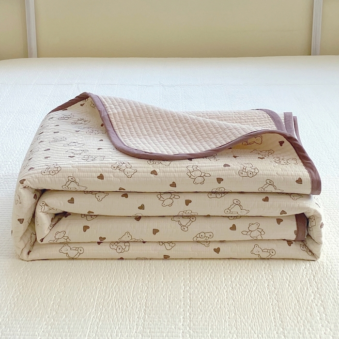 91家纺网 家纺一手货源 找家纺 金丝兔 2025新款小清新斜纹纯棉床盖 全棉夹棉床盖 床盖三件套 榻榻米抗盖绗缝加厚床单 小熊吉米