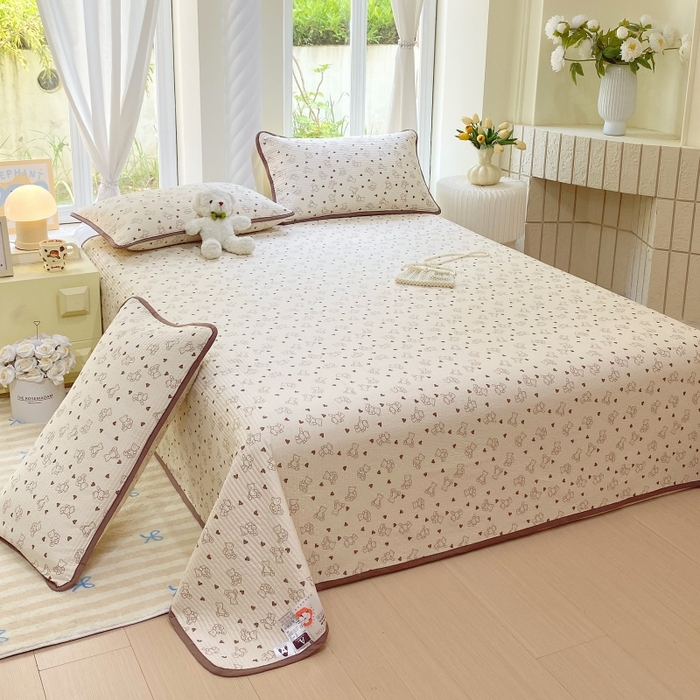 91家纺网 家纺一手货源 找家纺 金丝兔 2025新款小清新斜纹纯棉床盖 全棉夹棉床盖 床盖三件套 榻榻米抗盖绗缝加厚床单 小熊吉米