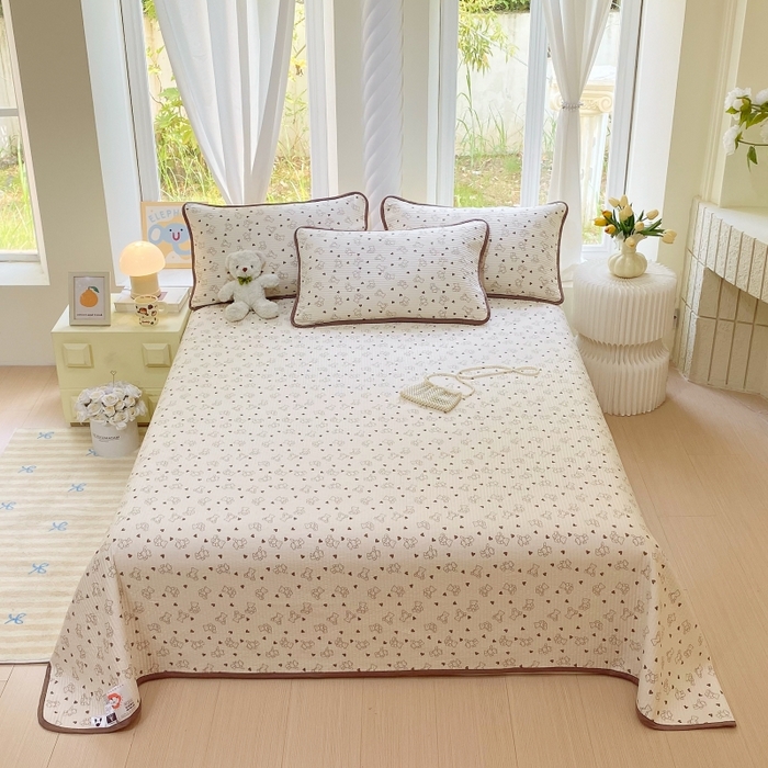 91家纺网 家纺一手货源 找家纺 金丝兔 2025新款小清新斜纹纯棉床盖 全棉夹棉床盖 床盖三件套 榻榻米抗盖绗缝加厚床单 小熊吉米