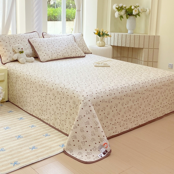 91家纺网 家纺一手货源 找家纺 金丝兔 2025新款小清新斜纹纯棉床盖 全棉夹棉床盖 床盖三件套 榻榻米抗盖绗缝加厚床单 小熊吉米