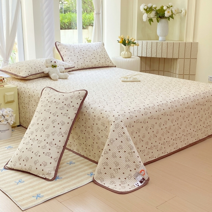 91家纺网 家纺一手货源 找家纺 金丝兔 2025新款小清新斜纹纯棉床盖 全棉夹棉床盖 床盖三件套 榻榻米抗盖绗缝加厚床单 小熊吉米