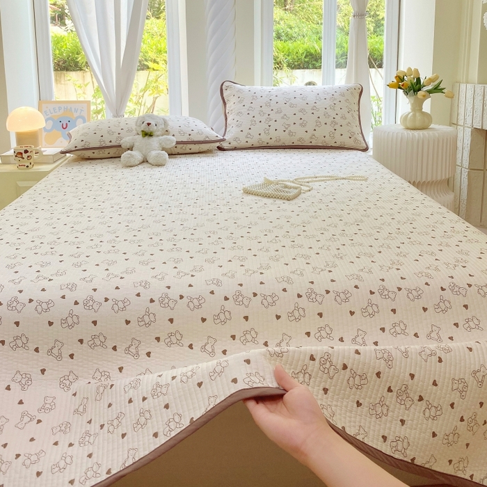 91家纺网 家纺一手货源 找家纺 金丝兔 2025新款小清新斜纹纯棉床盖 全棉夹棉床盖 床盖三件套 榻榻米抗盖绗缝加厚床单 小熊吉米