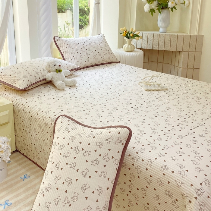 91家纺网 家纺一手货源 找家纺 金丝兔 2025新款小清新斜纹纯棉床盖 全棉夹棉床盖 床盖三件套 榻榻米抗盖绗缝加厚床单 小熊吉米