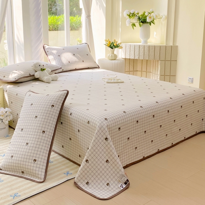 91家纺网 家纺一手货源 找家纺 金丝兔 2025新款小清新斜纹纯棉床盖 全棉夹棉床盖 床盖三件套 榻榻米抗盖绗缝加厚床单 格子熊