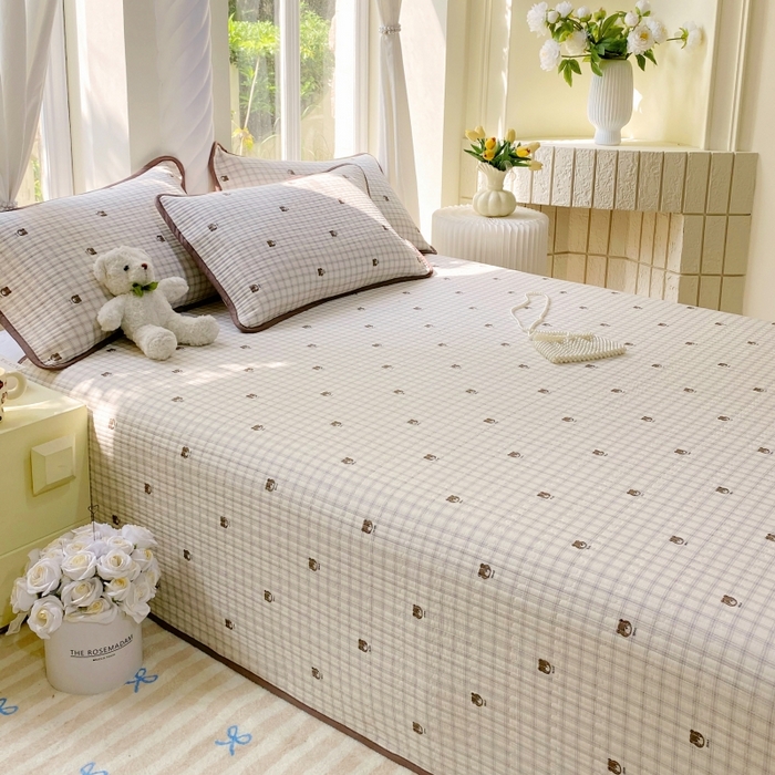 91家纺网 家纺一手货源 找家纺 金丝兔 2025新款小清新斜纹纯棉床盖 全棉夹棉床盖 床盖三件套 榻榻米抗盖绗缝加厚床单 格子熊