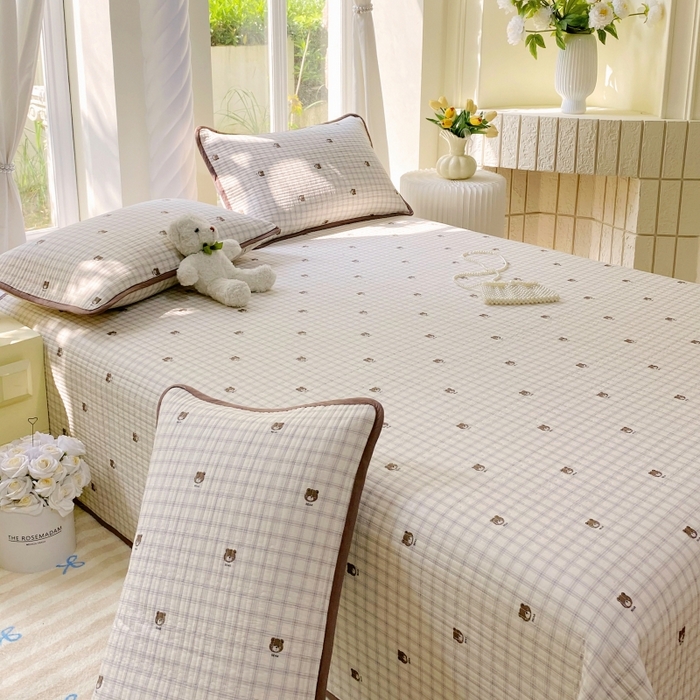 91家纺网 家纺一手货源 找家纺 金丝兔 2025新款小清新斜纹纯棉床盖 全棉夹棉床盖 床盖三件套 榻榻米抗盖绗缝加厚床单 格子熊