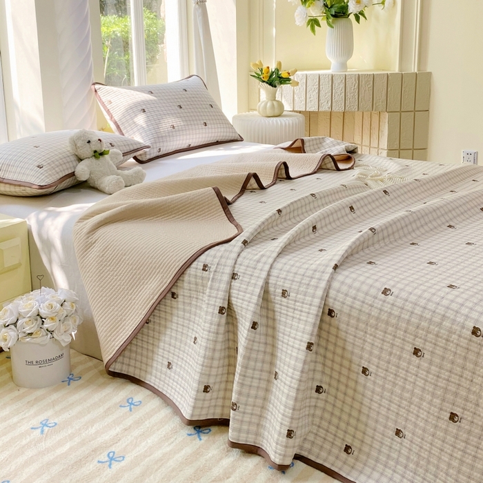 91家纺网 家纺一手货源 找家纺 金丝兔 2025新款小清新斜纹纯棉床盖 全棉夹棉床盖 床盖三件套 榻榻米抗盖绗缝加厚床单 格子熊