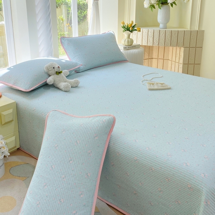 91家纺网 家纺一手货源 找家纺 金丝兔 2025新款小清新斜纹纯棉床盖 全棉夹棉床盖 床盖三件套 榻榻米抗盖绗缝加厚床单 云兰香