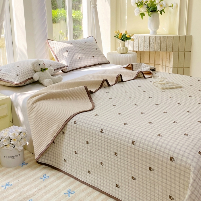 91家纺网 家纺一手货源 找家纺 金丝兔 2025新款小清新斜纹纯棉床盖 全棉夹棉床盖 床盖三件套 榻榻米抗盖绗缝加厚床单 格子熊