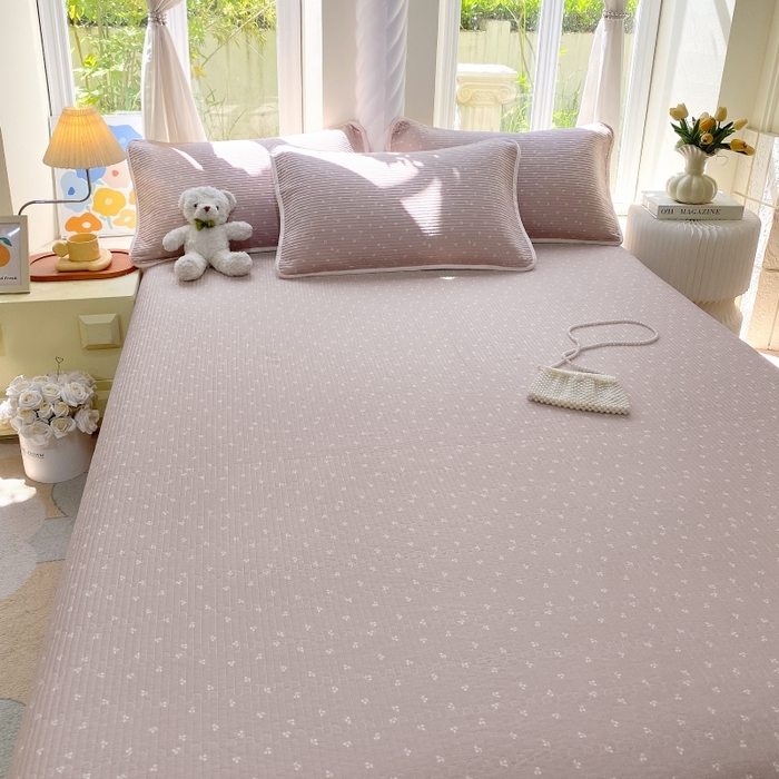 91家纺网 家纺一手货源 找家纺 金丝兔 2025新款小清新斜纹纯棉床盖 全棉夹棉床盖 床盖三件套 榻榻米抗盖绗缝加厚床单 樱桃-粉