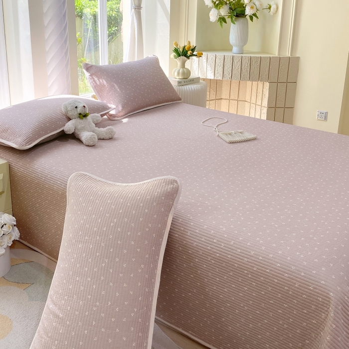 91家纺网 家纺一手货源 找家纺 金丝兔 2025新款小清新斜纹纯棉床盖 全棉夹棉床盖 床盖三件套 榻榻米抗盖绗缝加厚床单 樱桃-粉