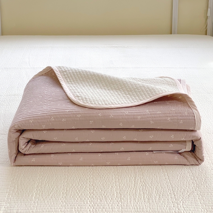 91家纺网 家纺一手货源 找家纺 金丝兔 2025新款小清新斜纹纯棉床盖 全棉夹棉床盖 床盖三件套 榻榻米抗盖绗缝加厚床单 樱桃-粉