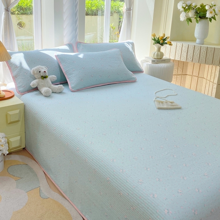 91家纺网 家纺一手货源 找家纺 金丝兔 2025新款小清新斜纹纯棉床盖 全棉夹棉床盖 床盖三件套 榻榻米抗盖绗缝加厚床单 云兰香